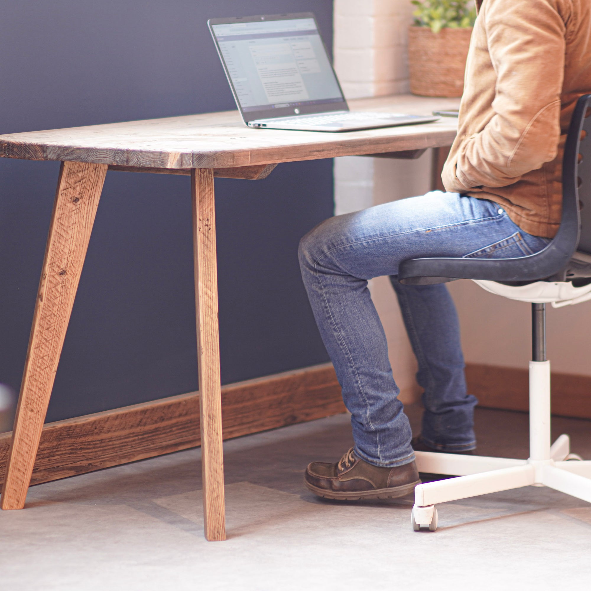 Scaffold board desk