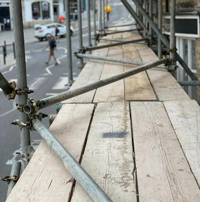 Plan bracing of a scaffolding structure