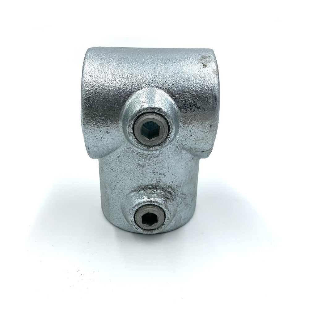 Short connecting metal bracket for a scaffold tube
