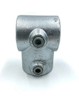Short connecting metal bracket for a scaffold tube