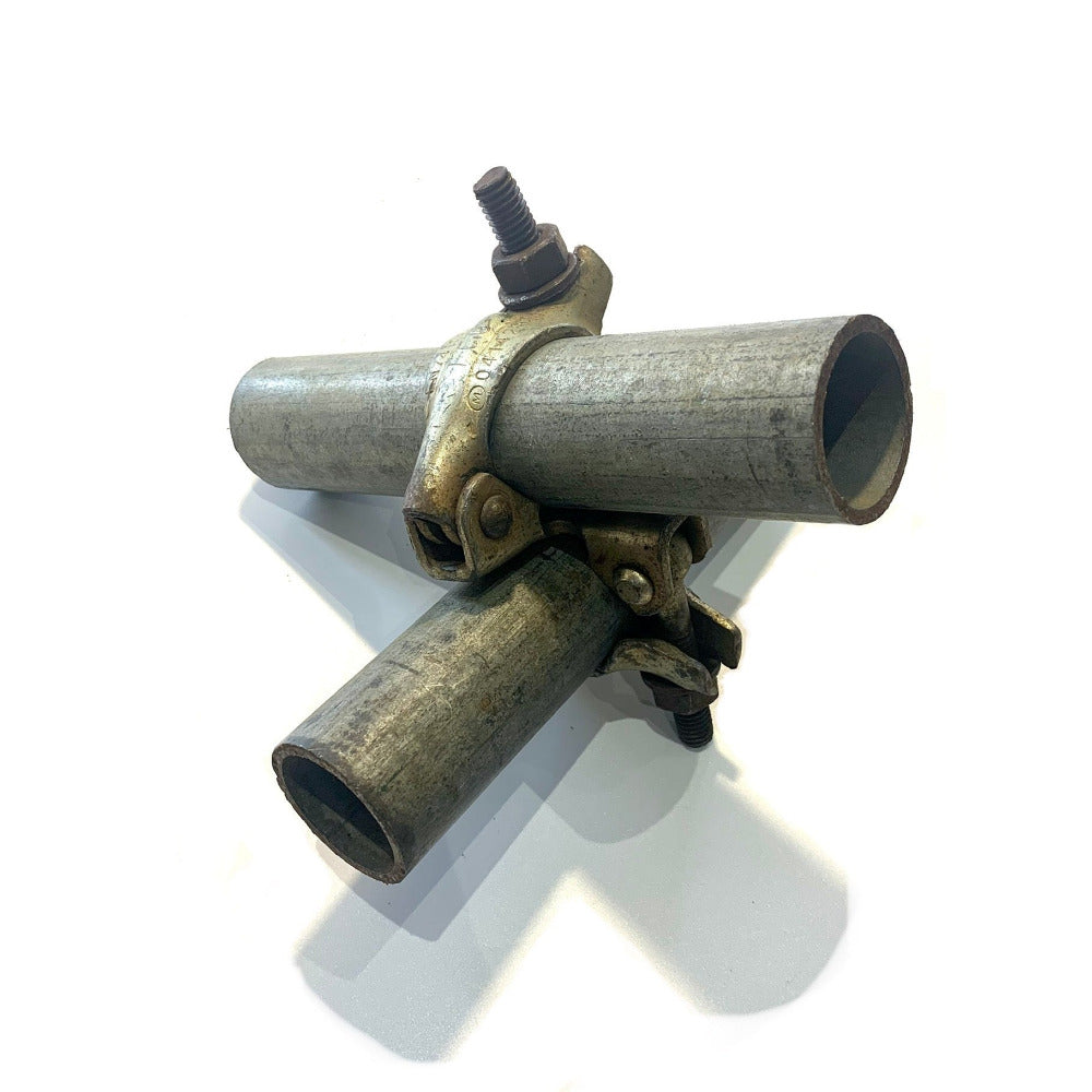Scaffold bracket which fixes poles perpendicular but offset