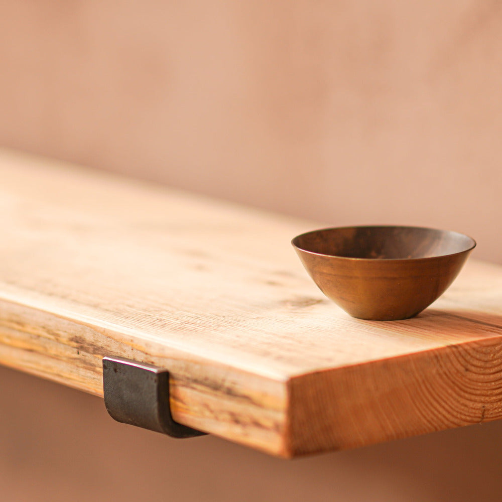 Scaffold shelf with metal lipped bracket