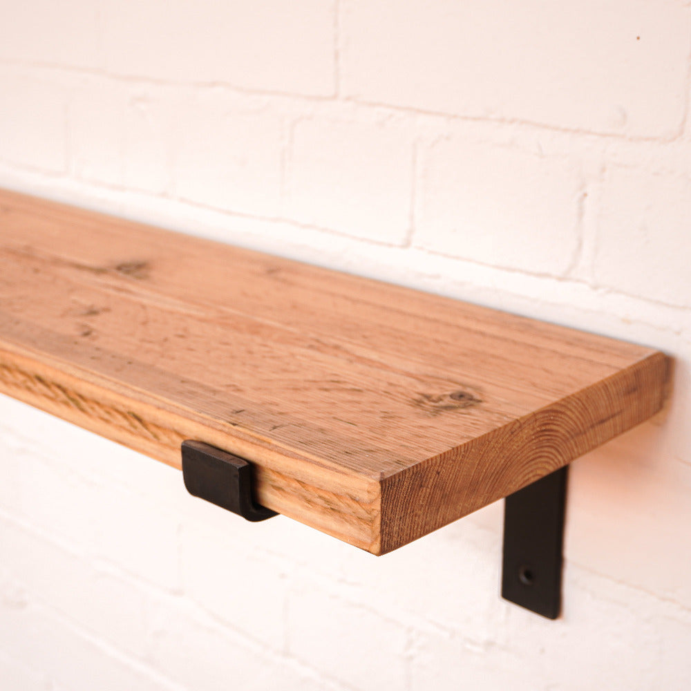 Scaff board shelf with metal propped bracket