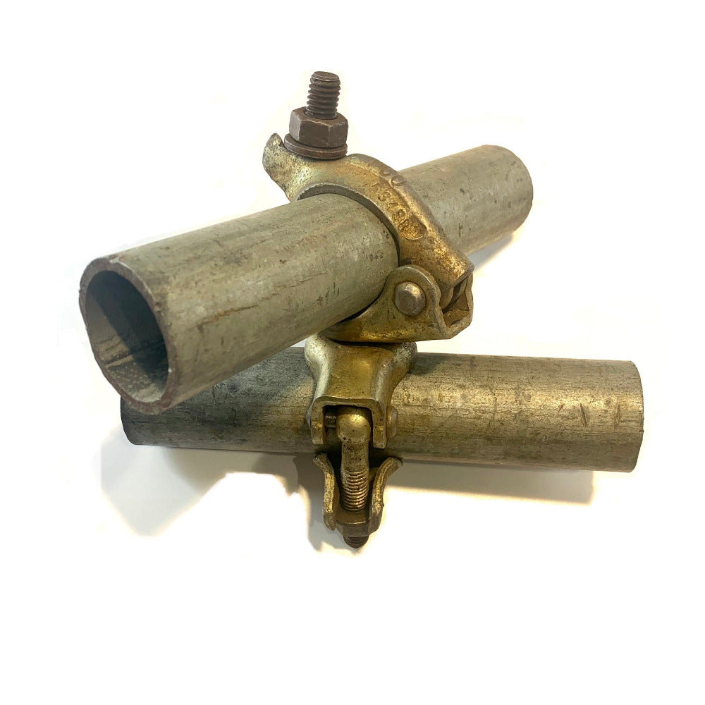 Coupling joing for fixing scaffold poles at different angles